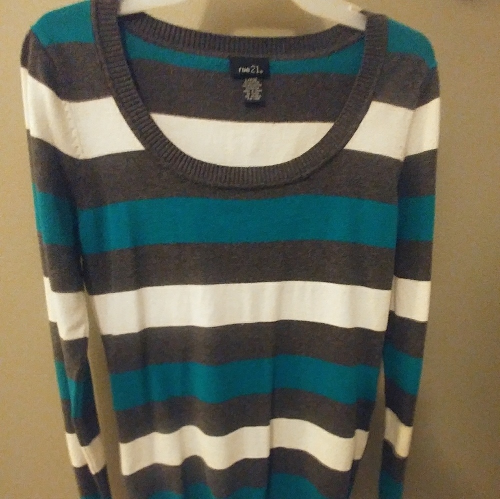 TRENDY WOMEN'S STRIPED SWEATER